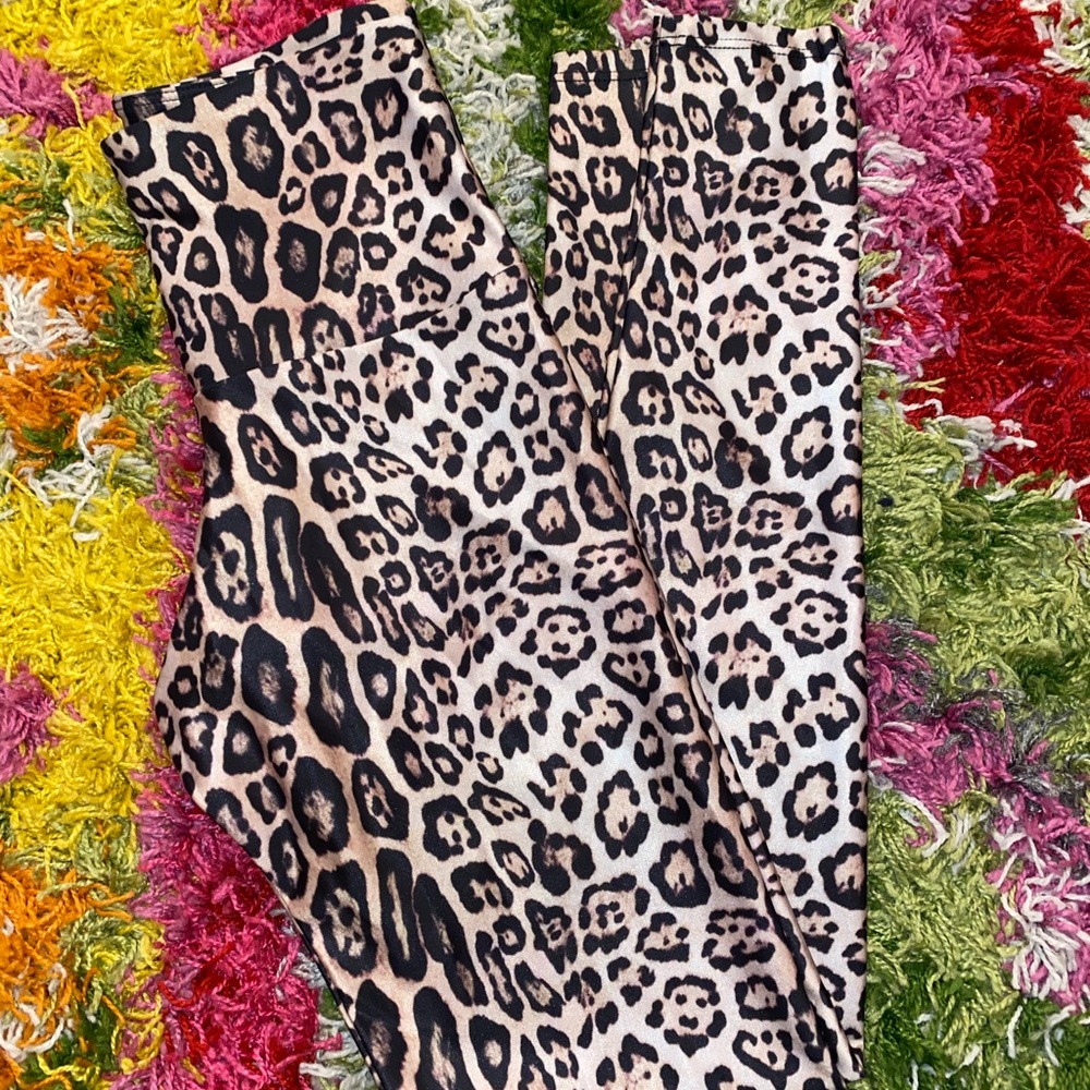 Onzie cheetah print leggings